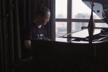 宋丹丹弹钢琴