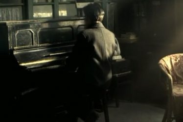 陈道明弹钢琴