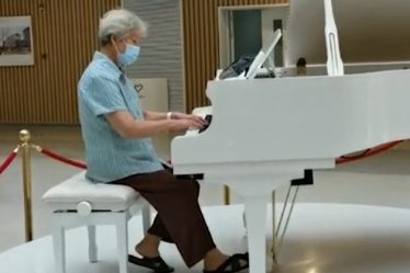 85岁老奶奶身患淋巴瘤 每次化疗前都会在医院大厅为众人演奏钢琴
